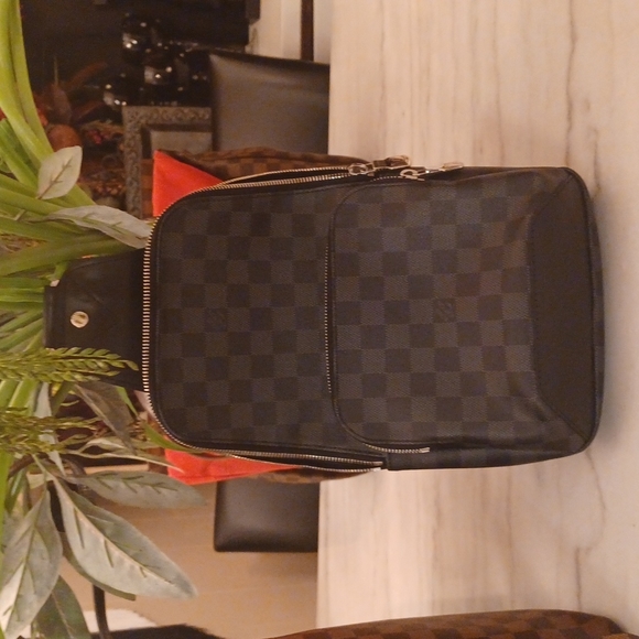 Louis Vuitton crossover bag are bum bag - Picture 10 of 12